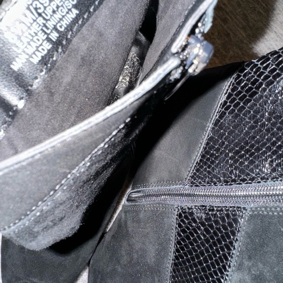 Vince Camuto Platform Bootie Size 8 1/2 - Picture 3 of 6